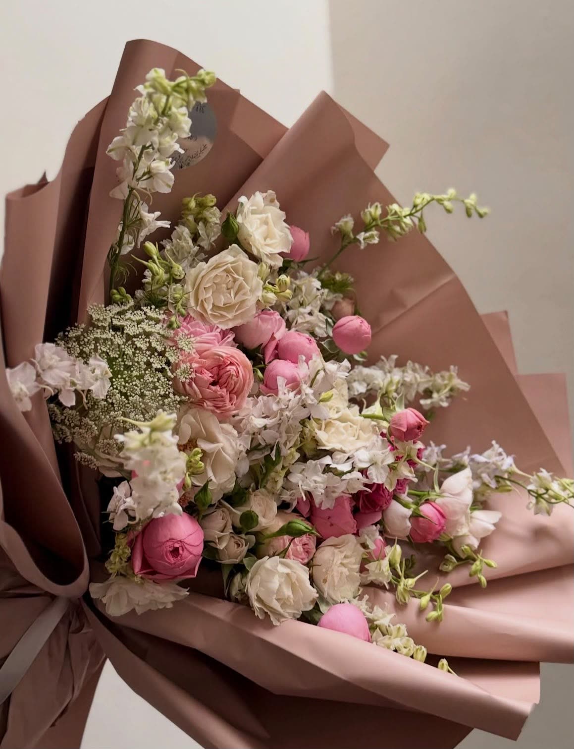 Ramo fresco de rosas y flores blancas
