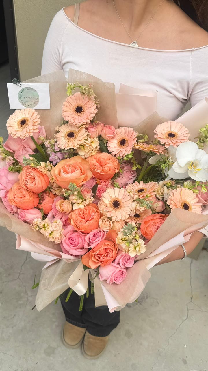 Ramo fresco de rosas y peonías