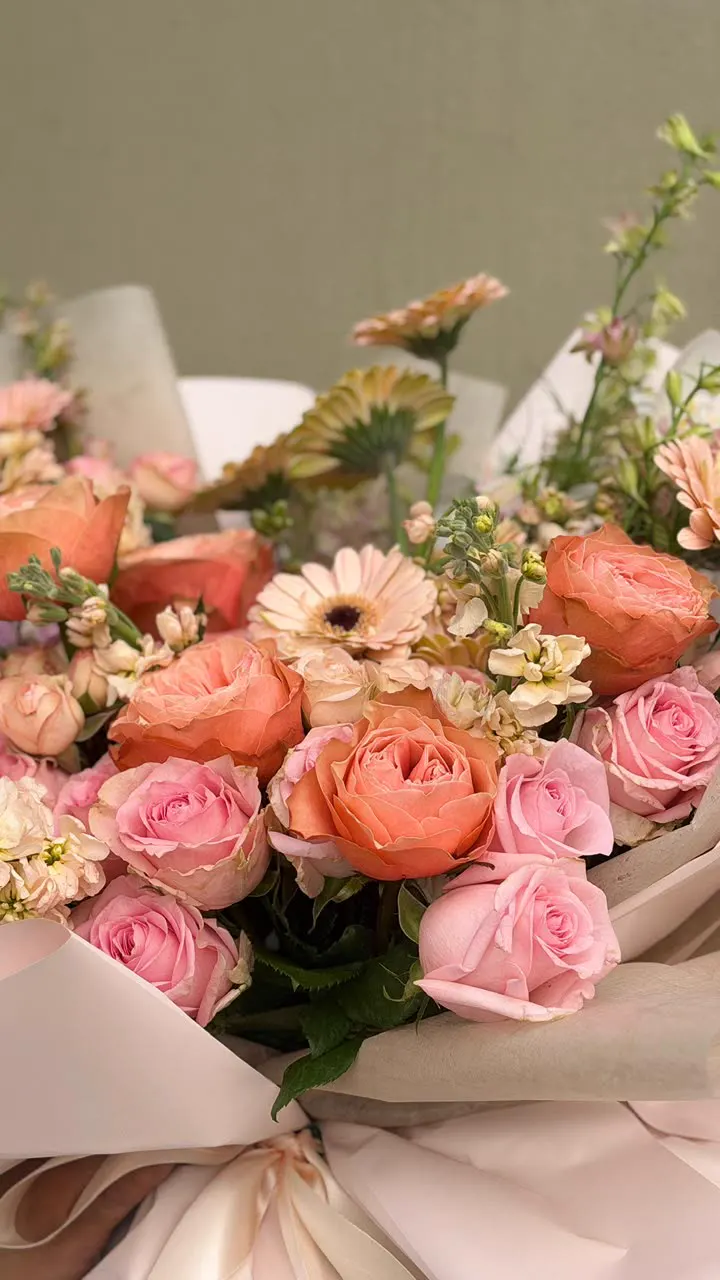 Ramo colorido con gerberas y rosas